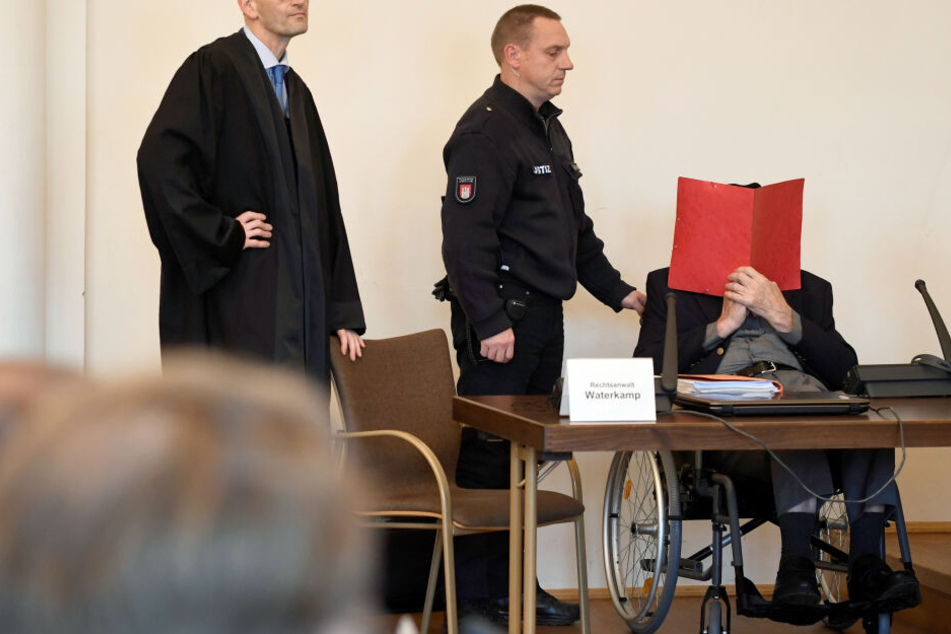 Der 93-Jährige sitzt vor Prozessbeginn im Gerichtssaal.