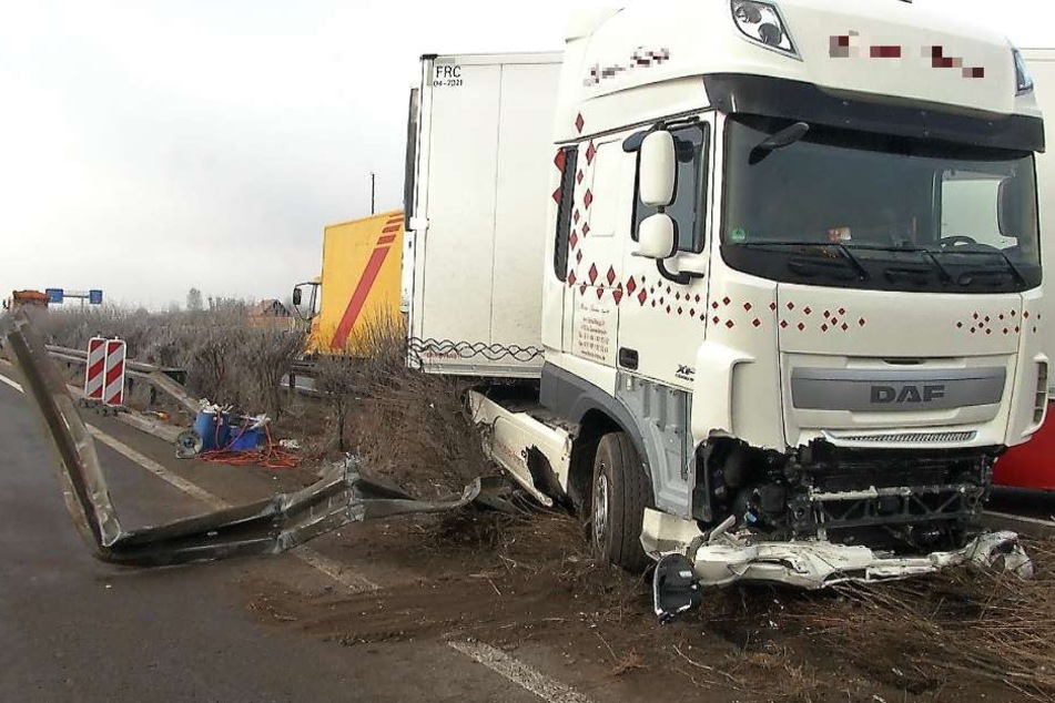 Der Lkw krachte durch die Mittelleitplanke.