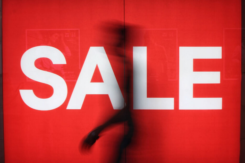 Die roten "Sales"-Schilder wecken unseren Schnäppchen-Jäger (Symbolbild).
