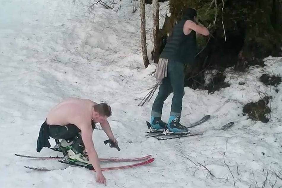 Der Vater schießt mehrfach in die Winterschlafhöhle der Schwarzbärin und ihrer zwei Jungen.