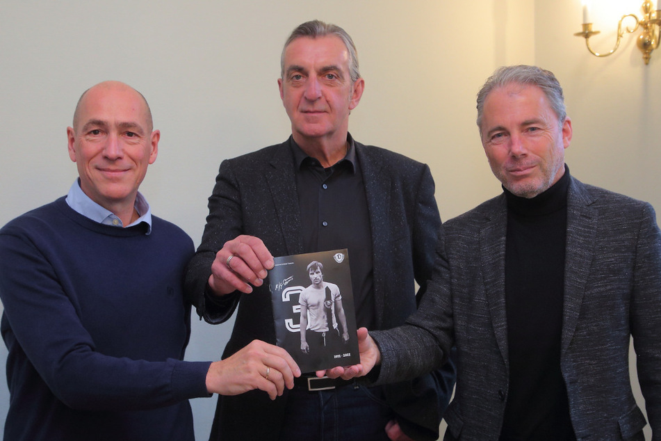 Hinter der neuen Stiftung stehen bekannte Gesichter: Thomas Blümel (57, v.l.n.r.), Ralf Minge (62) und Dynamo-Geschäftsführer Jürgen Wehlend (57).