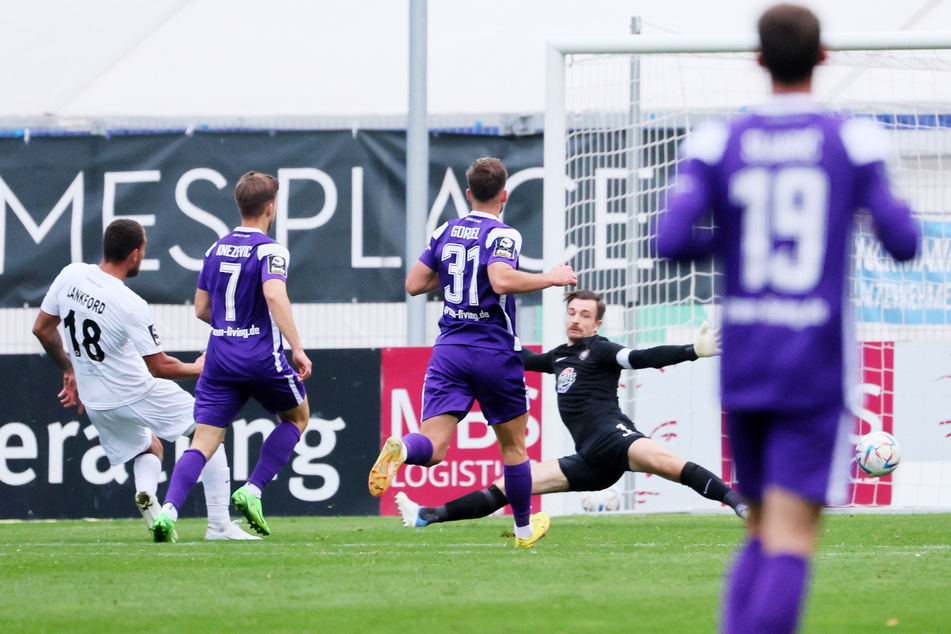 Kevin Lankford (24, l.) traf gegen Aue zum 3:0 für Fortuna Köln. Bisher war das der einzige Gegentreffer der Veilchen in der Nachspielzeit - in dieser Saison.