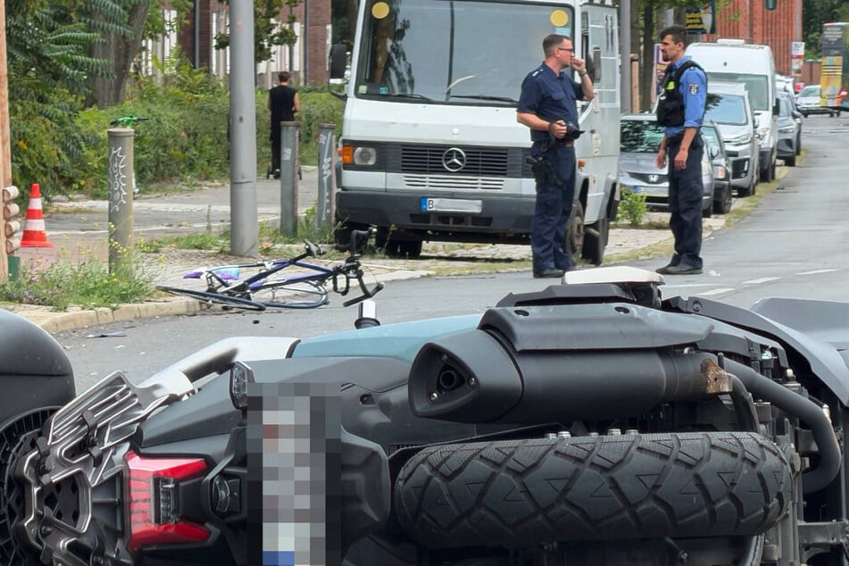 Ein Verkehrsunfallkommando hat die Ermittlungen am Ort des Geschehens übernommen.