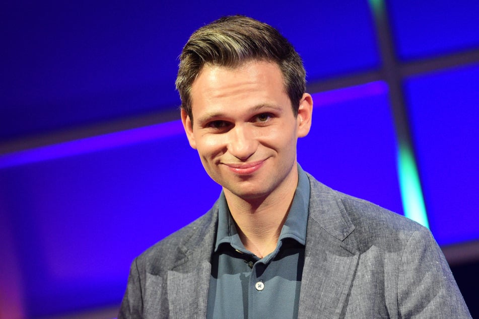 "heute show"-Reporter Fabian Köster (31) wurde bei einer Landtagssitzung in Magdeburg von einem Streamer bedrängt.