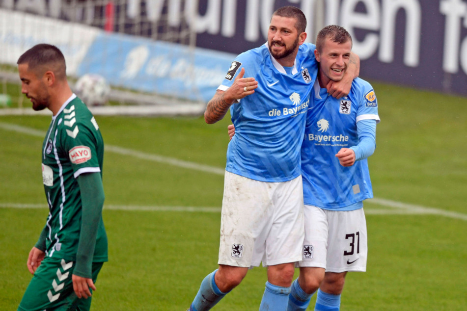 Sascha Mölders (M.) gratuliert Richard Neudecker zu seinem 3:1-Treffer.