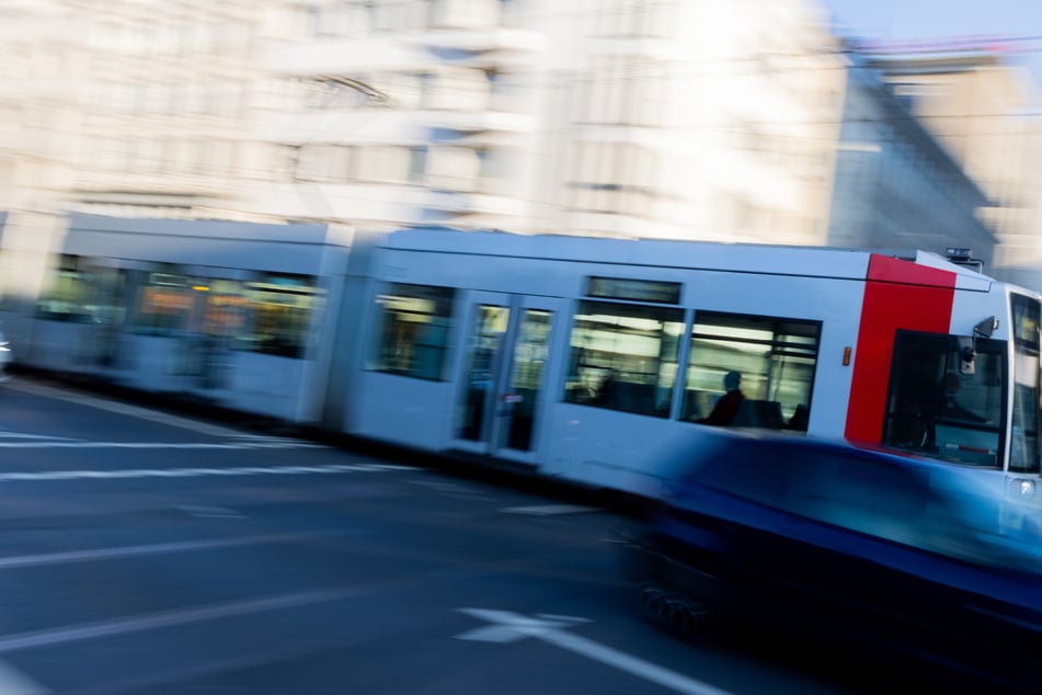 Unklar ist bislang, warum der 86-Jährige die einfahrende Straßenbahn nicht bemerkte. (Symbolbild)