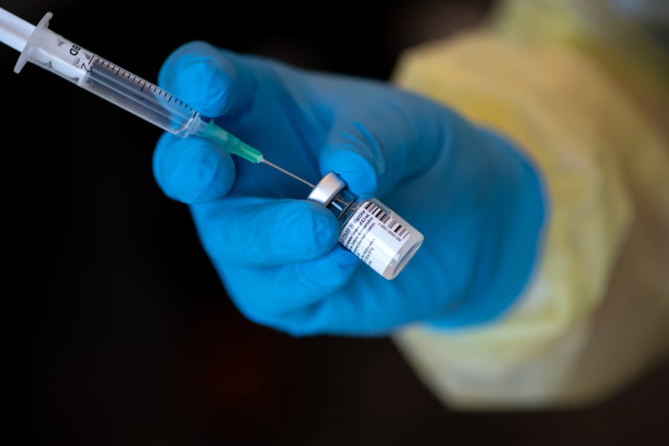 Eine Mitarbeiterin vom Bayerischen Roten Kreuz (BRK) bereitet in einem Impfzentrum den Impfstoff von Biontech/Pfizer gegen das Coronavirus SARS-CoV-2 vor.