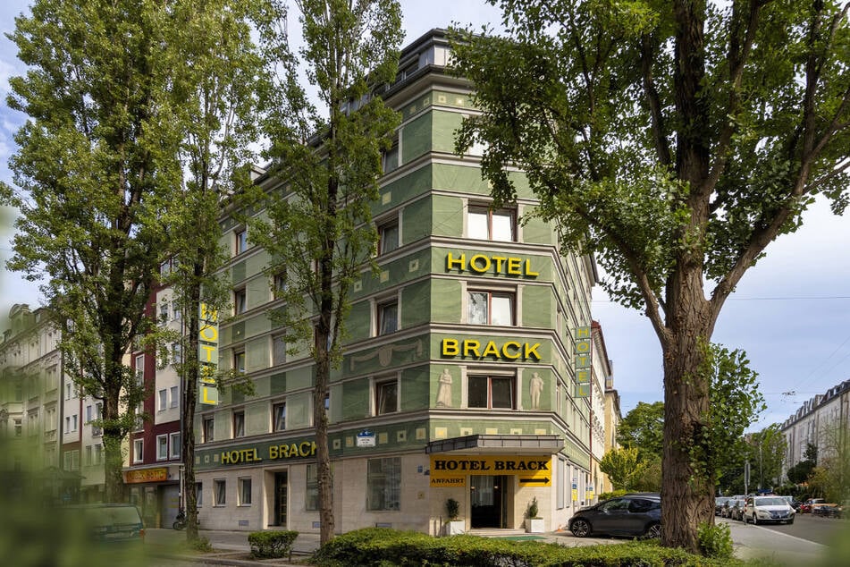 Das Gebäude in München steht seit 1889. Nun muss ein sechsstelliger Betrag investiert werden, um die Schäden aus einer Nacht zu beheben.