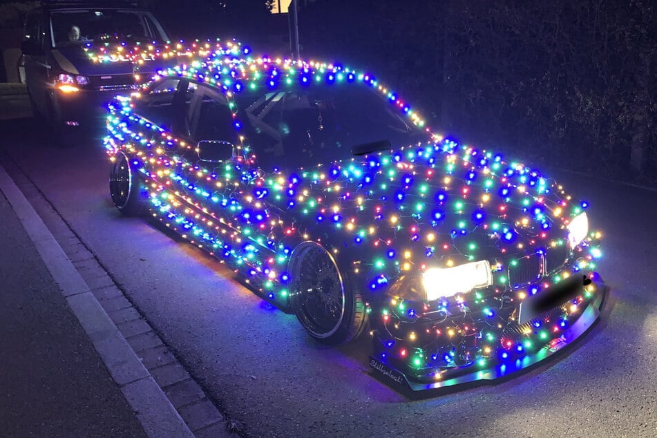 Sieht weihnachtlich aus, kostet einen aber ordentlich Strafe: der Internet-Trend des bunt beleuchteten Autos.