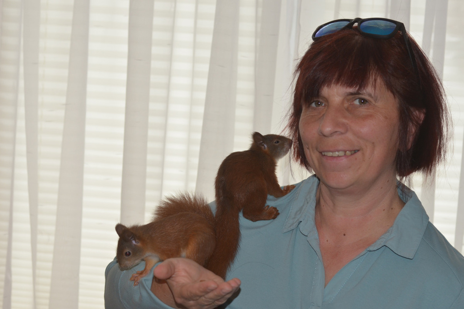 Jaqueline Gräfe (50) kümmert sich in ihrer Freizeit um verletzte Eichhörnchen.