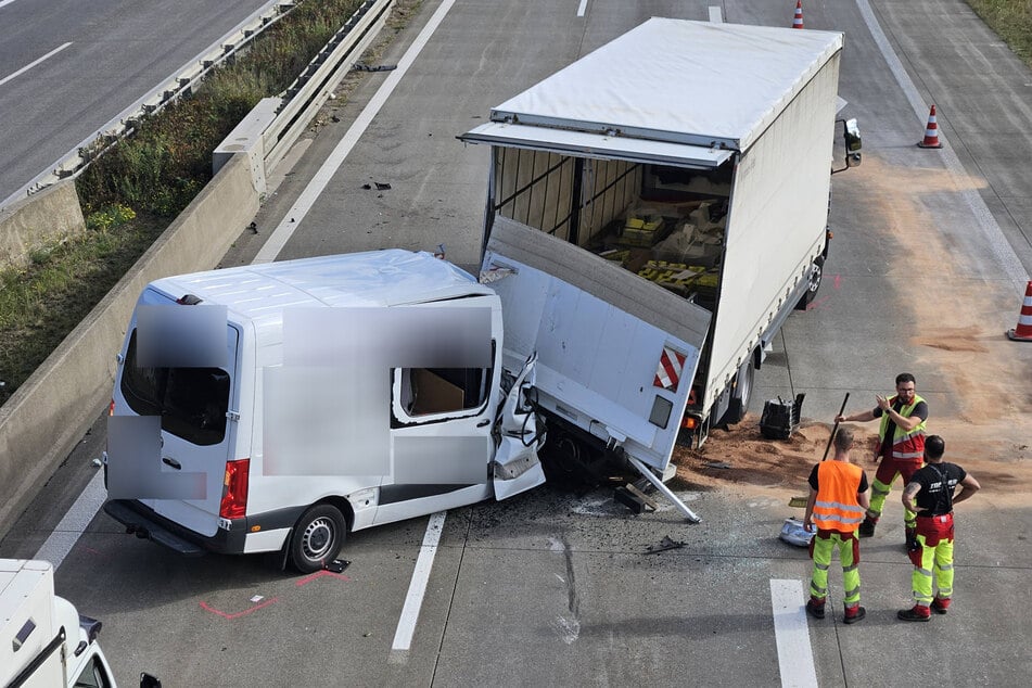 Auf der A14 bei Leipzig ist es am Mittwoch zu einem schweren Unfall zwischen einem Transporter und einem Lastwagen gekommen.