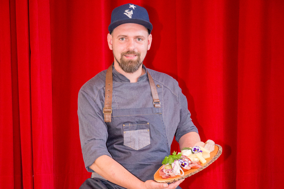 Michael Bellack (38) von "Art Catering" lockt mit rustikalen Vorspeisen.