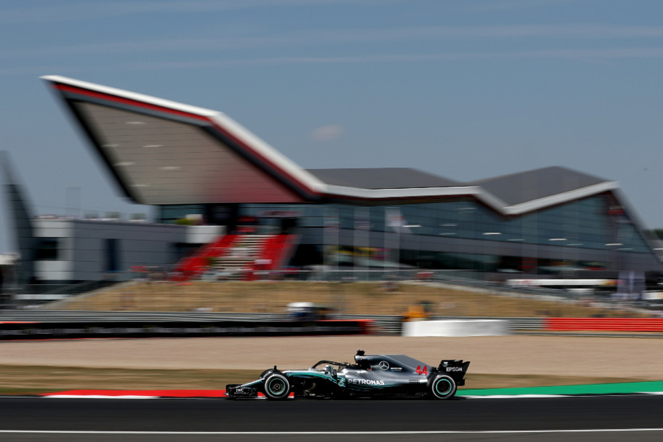 Lewis Hamilton aus Großbritannien vom Team Mercedes in Aktion auf der Silverstone- Rennstrecke. (Archivbild)
