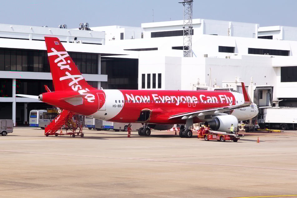 Ein "Air Asia"-Flieger steht am Flughafen Bangkok Don Mueang. (Symbolbild)