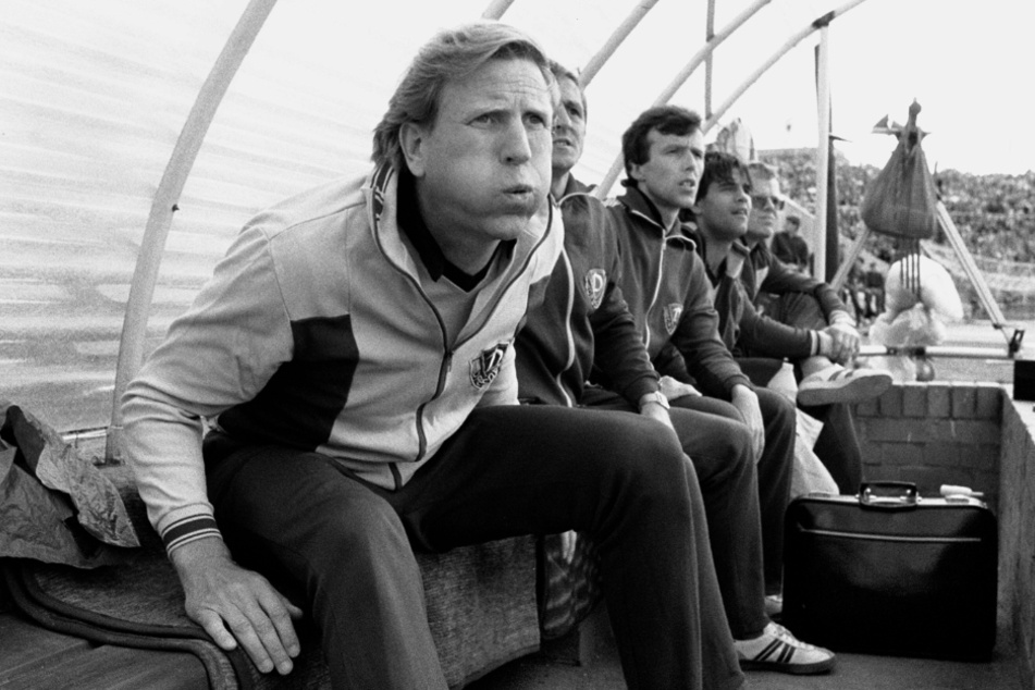 Klaus Sammer (80, l.) gewann als Spieler und Trainer mit Dynamo Dresden den FDGB-Pokal - hier 1985 im Finale gegen den BFC (3:2). (Archivfoto)