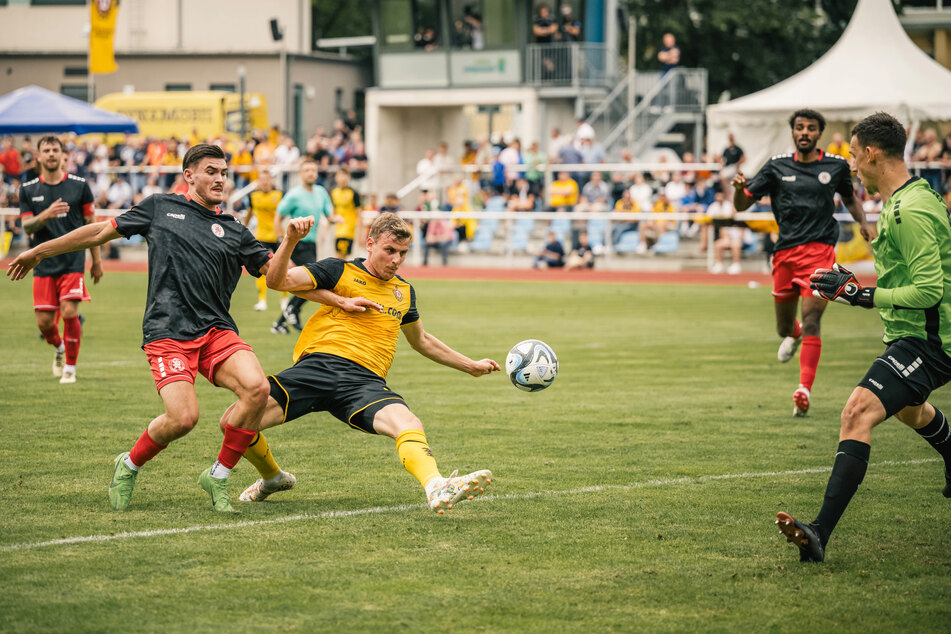 Mit jeder Menge Willen würgte Christoph Daferner (26, M.) den Ball ins Tor.