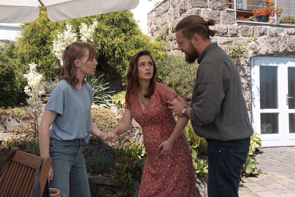 Lisa Schroth (Louise Sophie Arnold, 25, l.), Samira Steffens (Sarah Alles, 39, M.) und Jakob Heilmann (Karsten Kühn, 36) wollten eigentlich eine Überraschung vorbereiten, doch es kam anders.