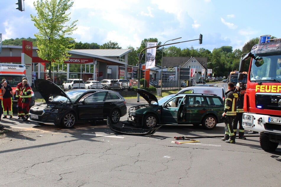 Beide Autos mussten nach dem Zusammenstoß in Overath abgeschleppt werden.