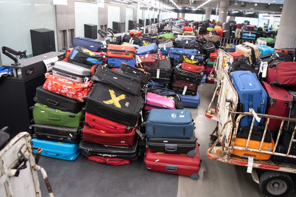 Hunderte Koffer liegen in der Ankunftshalle des Flugsteig G am Terminal 3 des Flughafens Frankfurt. Die Gepäckstücke werden hier zum Testen des Gepäckabfertigungssystems eingesetzt.