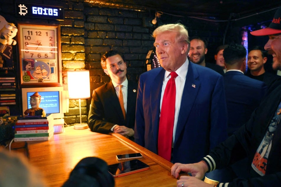 On Wednesday night, Donald Trump visited a bar in New York City, and bought a round of beer and burgers for everyone using bitcoin.