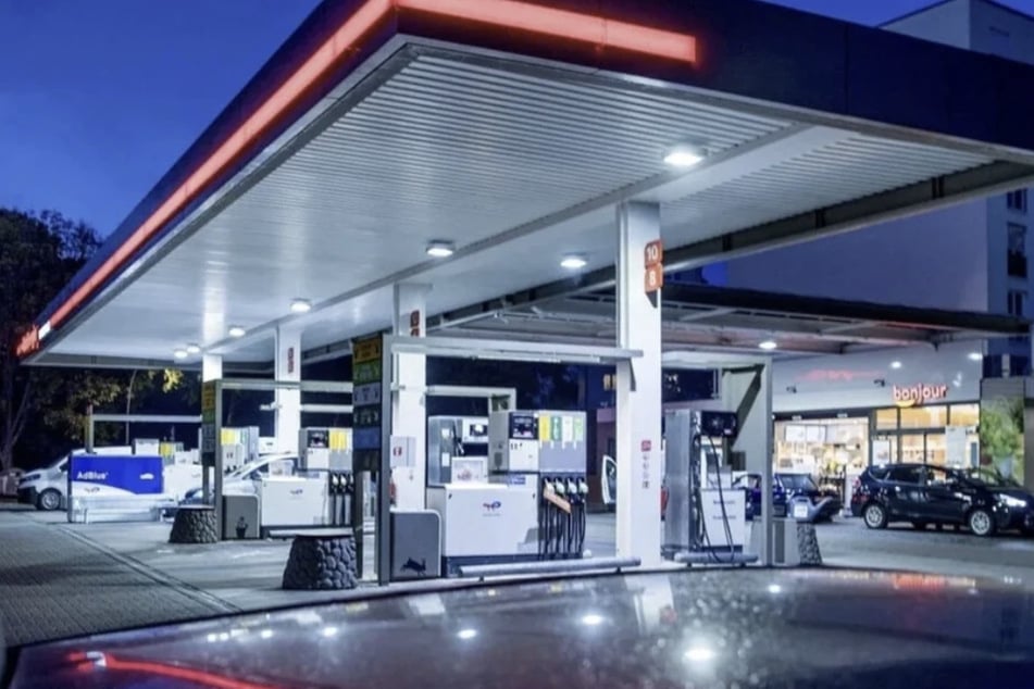 Sieben Polizisten verletzt! Gruppe greift Beamte an Tankstelle an