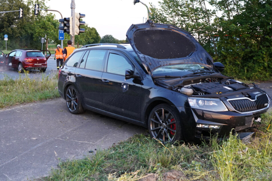 Der zweite Wagen wurde von der Straße in ein angrenzendes Feld geschleudert.