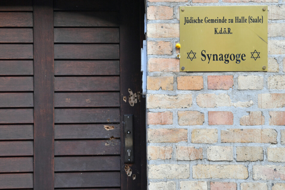 Die Eingangstür der Synagoge in Halle soll schon bald ausgetauscht werden.