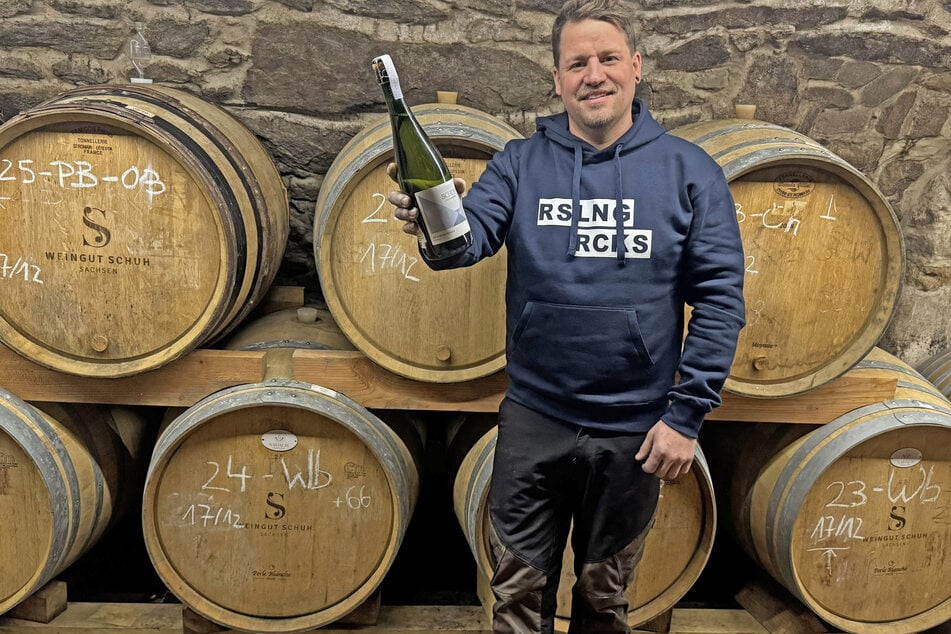 Winzer Matthias Schuh (38) präsentiert stolz seinen ersten Sekt.
