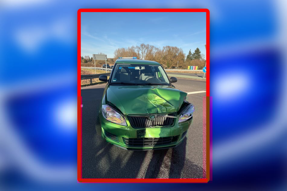 Einige Schäden sind nach dem Unfall am Škoda zu sehen.