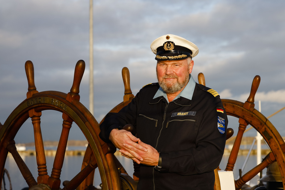 Kapitän zur See Nils Brandt (55) sticht bald wieder mit seinem Segelschulschiff "Gorch Fock" in See.