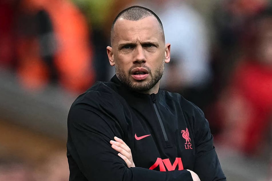 John Heitinga (41), der als Assistenz-Trainer vom FC Liverpool englischer Meister geworden ist, wird neuer Cheftrainer von Ajax Amsterdam.