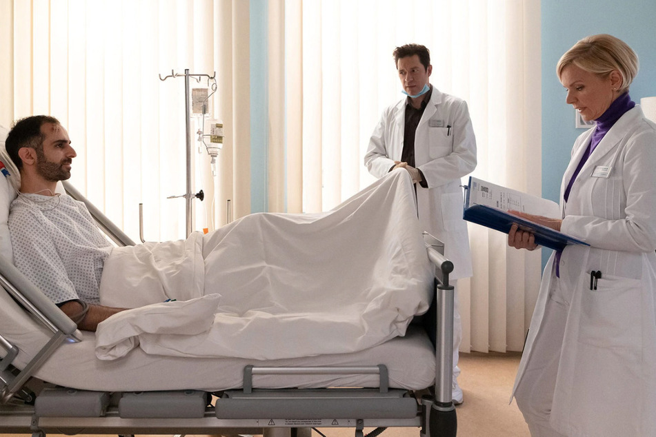 Dr. Philipp Brentano hat Najim Kasem operiert. Doch der Patient klagt jetzt über Schmerzen.