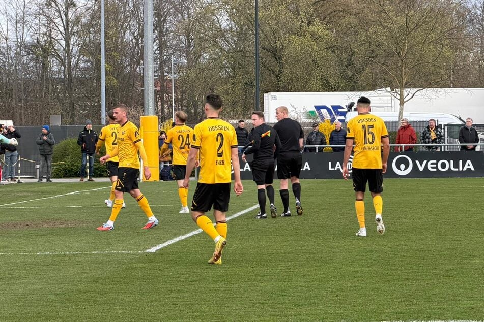 Überpünktlich geht es in die Halbzeitpause.