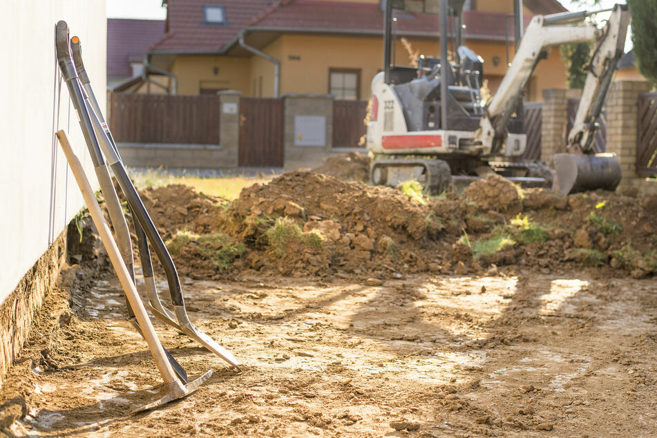 Als er in einem Erdgraben arbeitete, stürzte eine Mauer auf ihn. (Symbolbild)