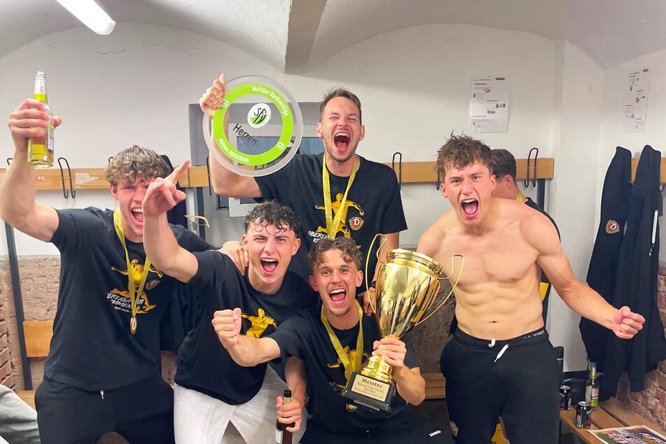Natürlich feierten die Jungs auch in der Kabine feuchtfröhlich weiter.