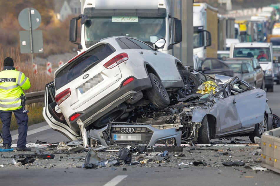 Unfall A4: Tödlicher Horror-Crash auf A4: Kia schießt über Leitplanke in Gegenverkehr