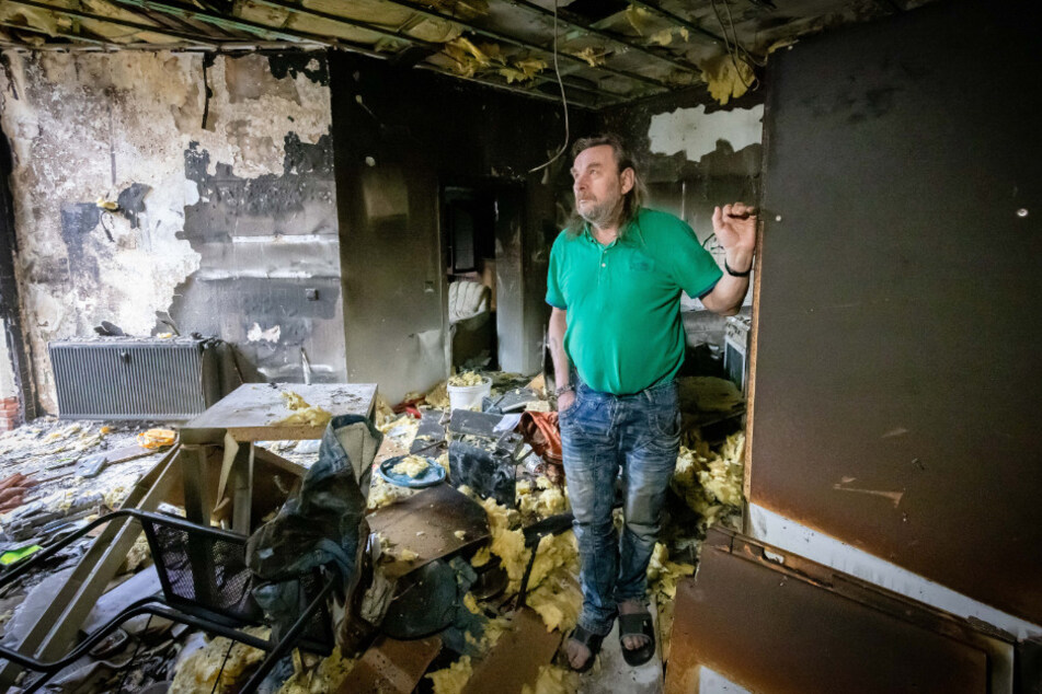 Detlef Andrä (70) steht in den Trümmern seiner Wohnung.