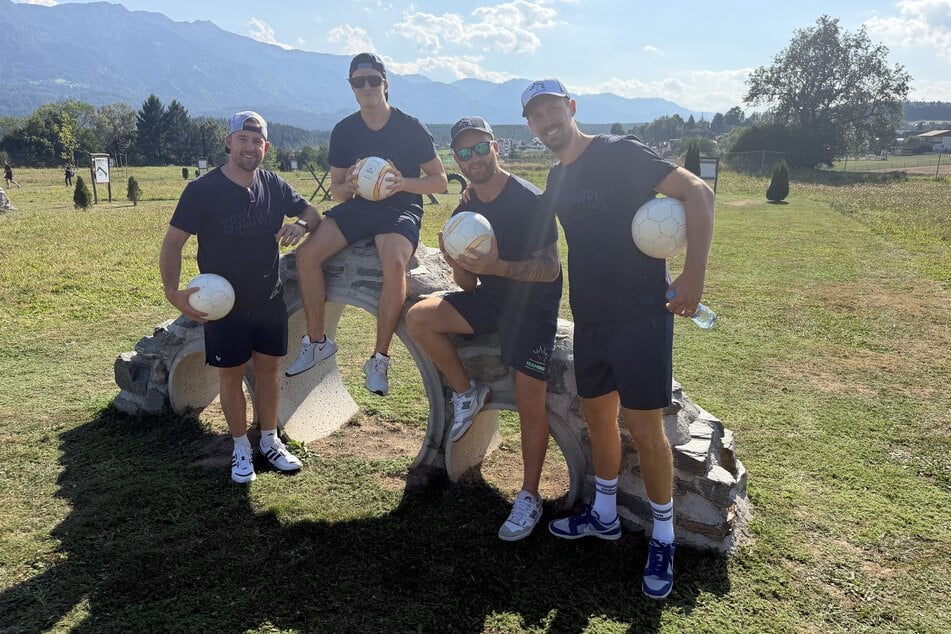 Tylor Spink (33, v.l.), Jacob Ficenec (20), Simon Karlsson (33) und Dane Fox (32) genossen die lockere Einheit zum Start ins Trainingslager.