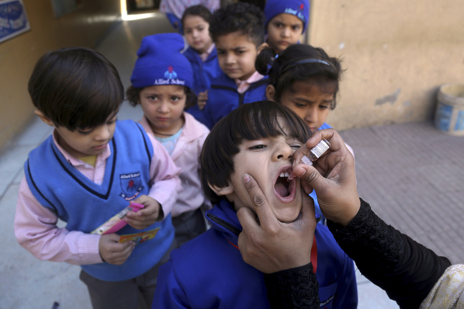 Ein Kind bekommt in einer Schule eine Polio-Schluckimpfung. (Archivbild)