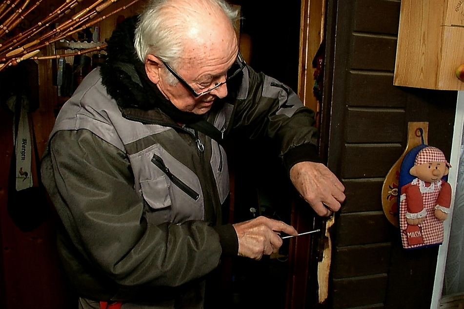 Hermann Alder musste mitten im Winter seine geknackte Datsche reparieren.