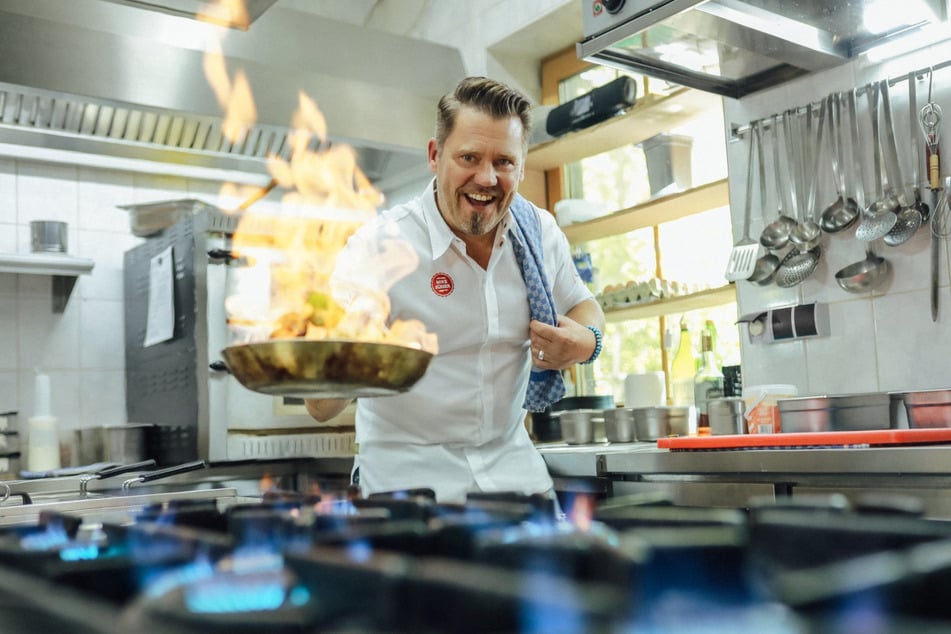 Reservierung empfohlen: TV-Star Mike Süsser (55, bekannt aus "Mein Lokal, Dein Lokal") bereitet am Mittwoch ein Drei-Gänge-Menü in Dresden zu.