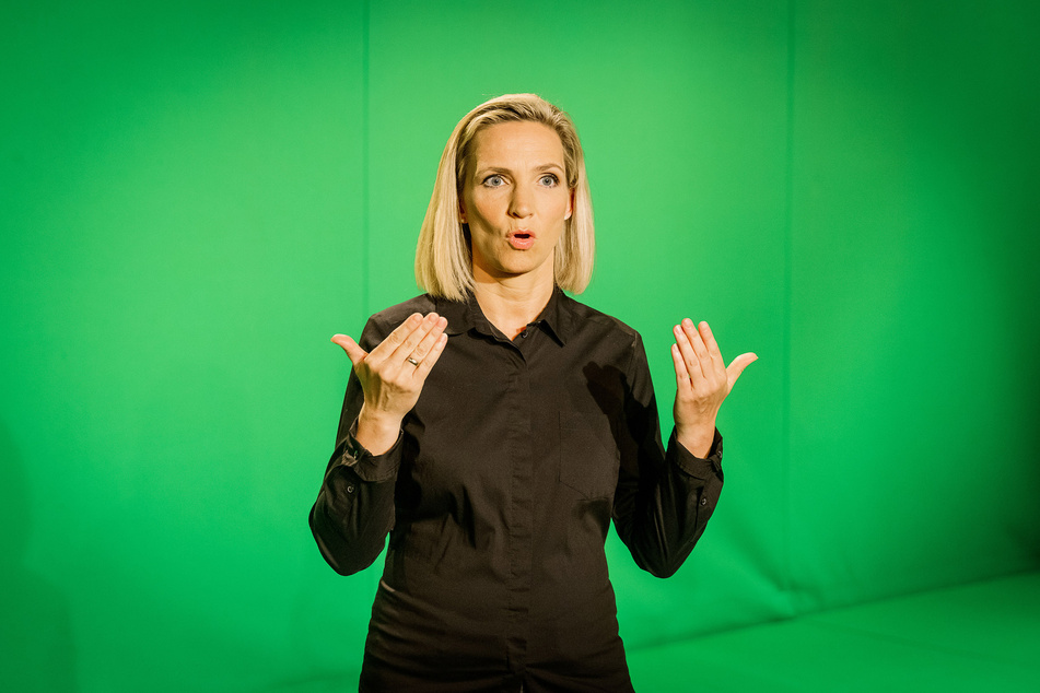 Gehörlosen-Dolmetscherin Antje Seifert bei Aufnahmen in den MDR-Studios. Auch das Thema Barrierefreiheit spielt eine große Rolle am "Diversity-Tag".