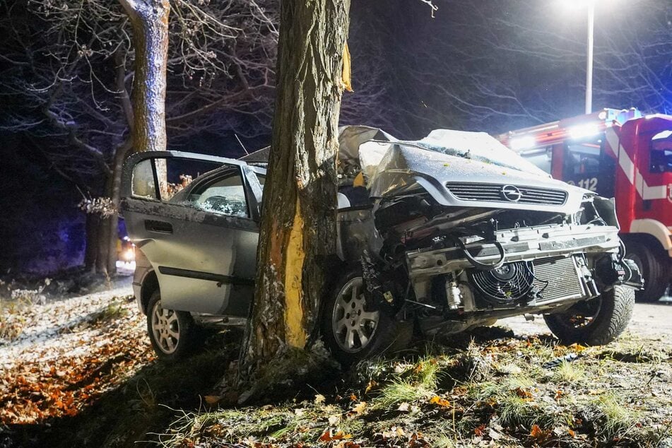 Glätte-Crash bei Hoyerswerda! Zwei Teenager schwer verletzt