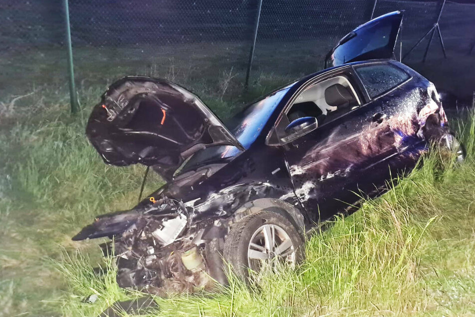 Unfall auf der B101: 22-jährige VW-Fahrerin nach Überschlag schwer verletzt