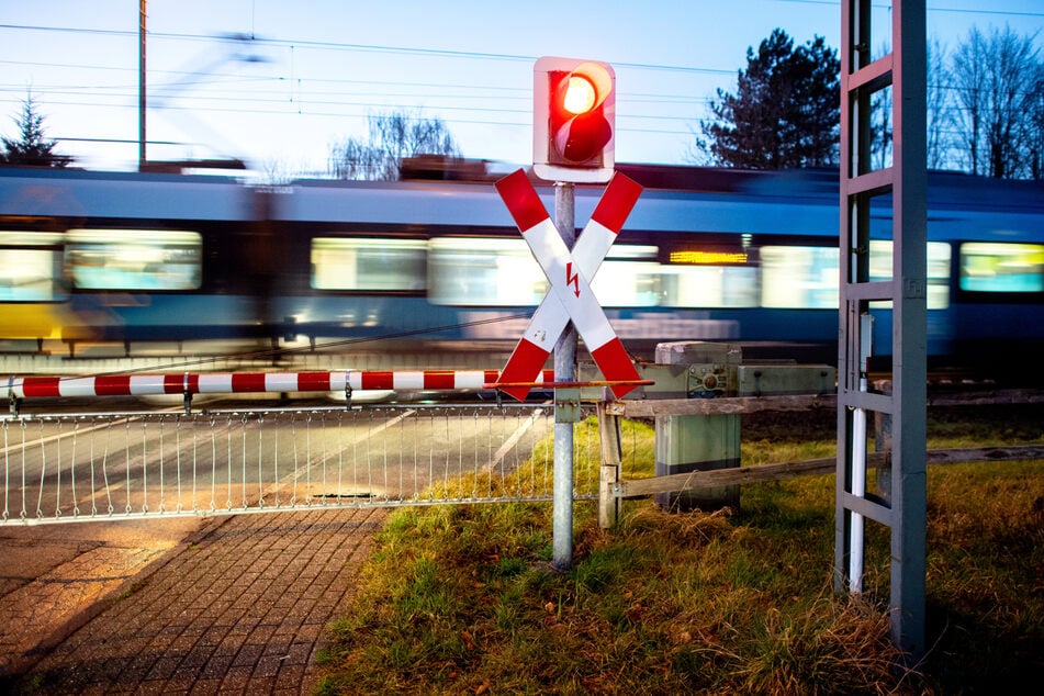 Eine 56 Jahre alte Frau verstarb am Donnerstagmorgen, nachdem sie einen geschlossenen Bahnübergang in Bellheim missachtete und daraufhin von einem Zug erfasst wurde. (Symbolbild)