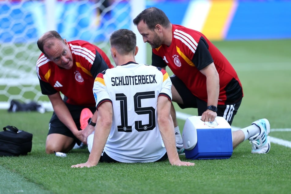 Nico Schlotterbeck muss am Boden am linken Sprunggelenk behandelt werden.
