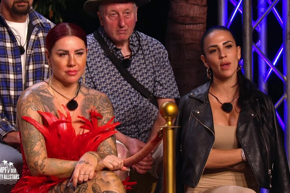 Kate (39, l.) und Elena (33) kommen nicht mit dem royalen Kandidaten klar.