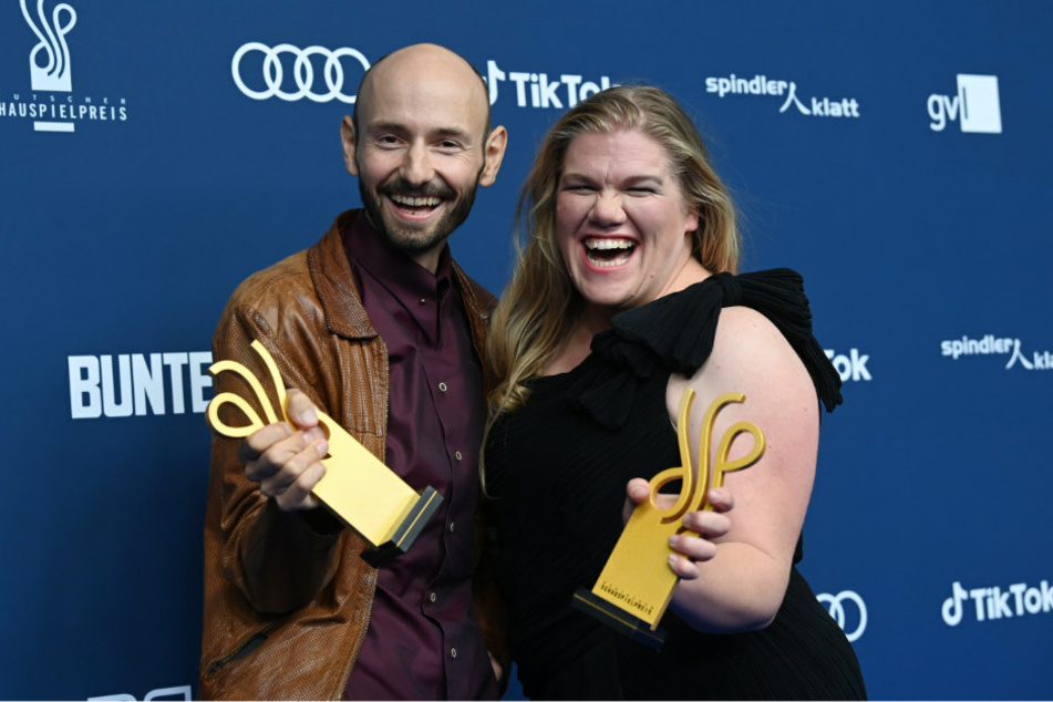 Die Schauspieler Gisa Flake (34, r) und Leon Ullrich (37) halten nach der Verleihung des Deutschen Schauspielpreis ihre Auszeichnungen.