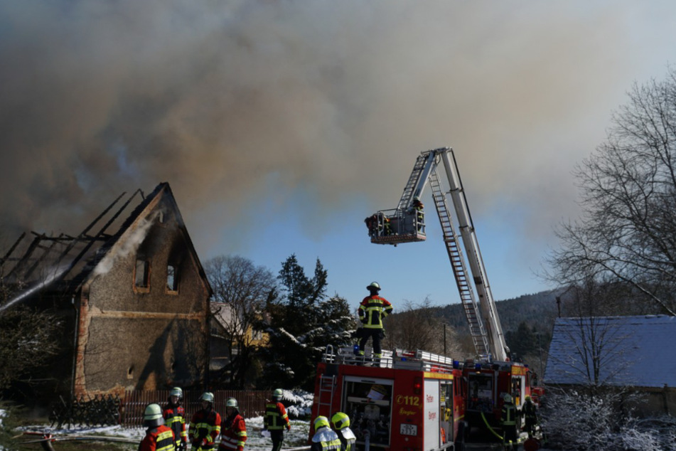 Ein Großaufgebot an Feuerwehren ist im Einsatz.