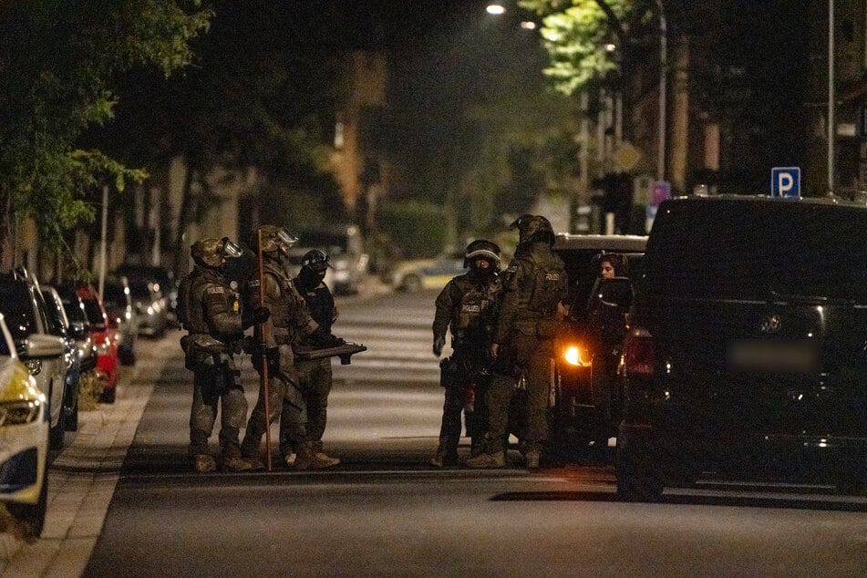 SEK-Beamte besprechen sich vor dem Einsatzort in Bamberg.